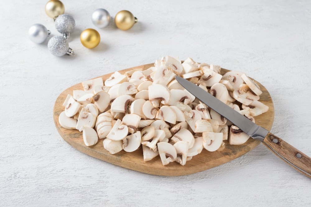 Шаг 2
Грибы почистить, если необходимо, и быстро промыть под струёй холодной воды. Промокнуть бумажным полотенцем и нарезать на небольшие кусочки.