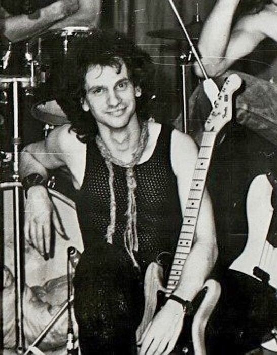 Летом 1989 года Кущев стал соло-гитаристом в группе «Сектор Газа»  📷
