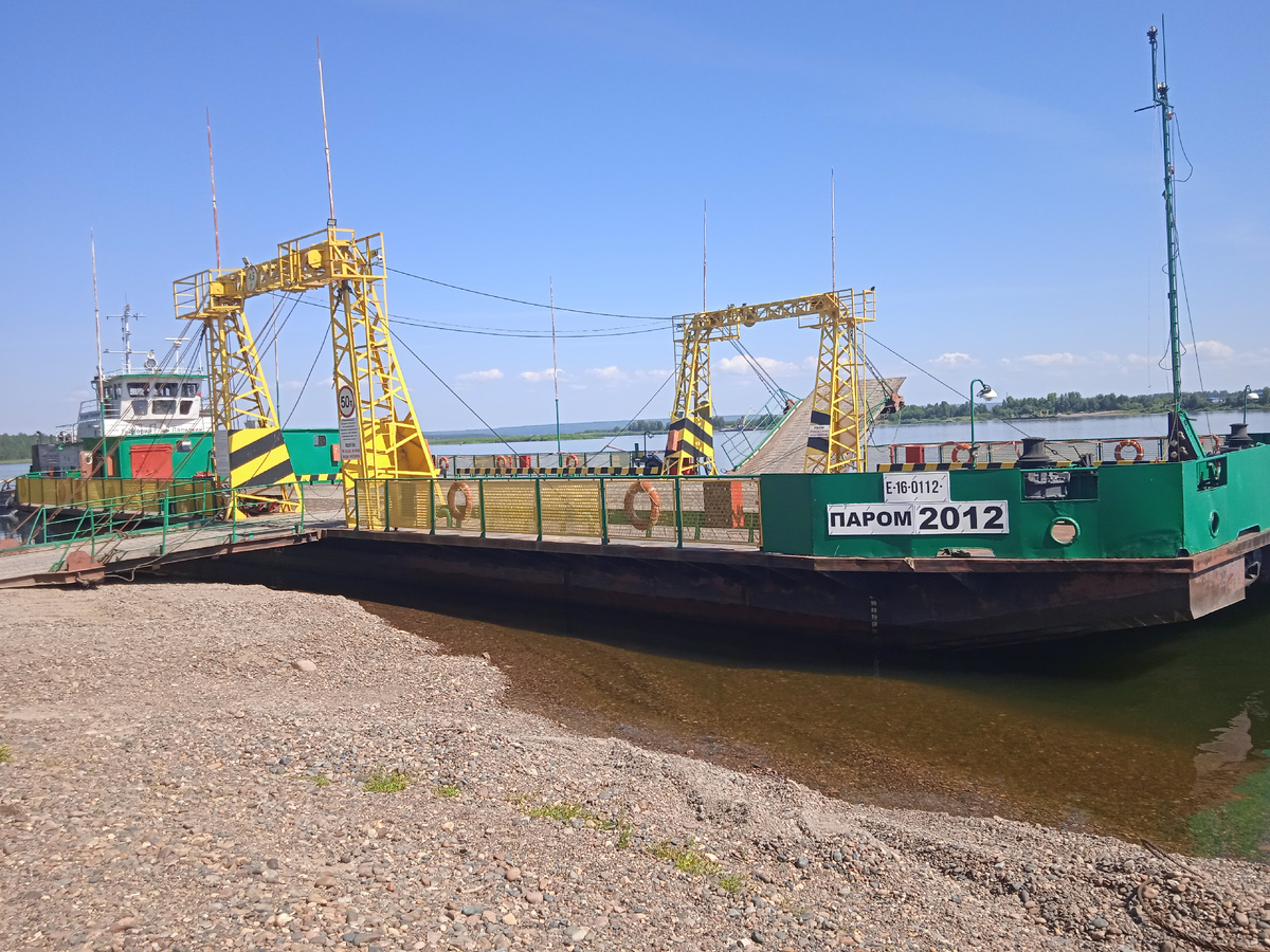 Буквально 15 минут - и вы на другом берегу Енисея. Енисейское речное пароходство работает исправно!