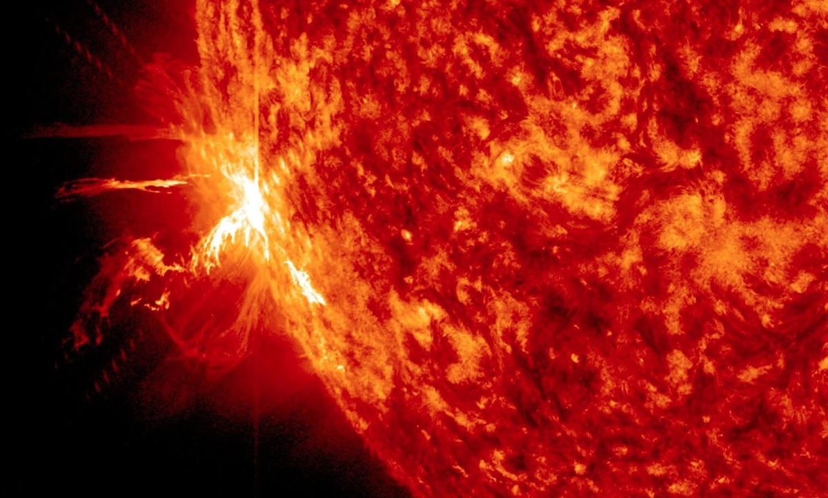    Мощная вспышка на Солнце может оставить нас без интернета и других благ цивилизации. Источник изображения: New York Post