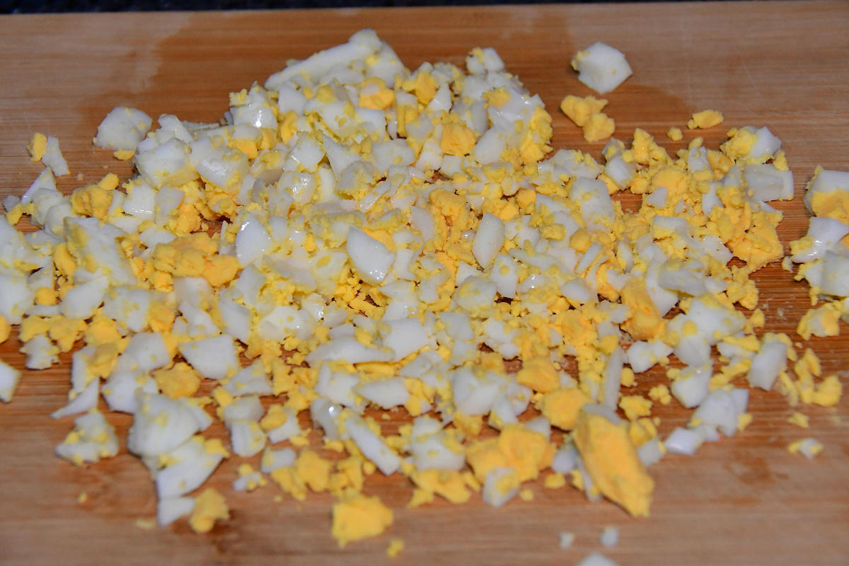 Нарезаем яйца