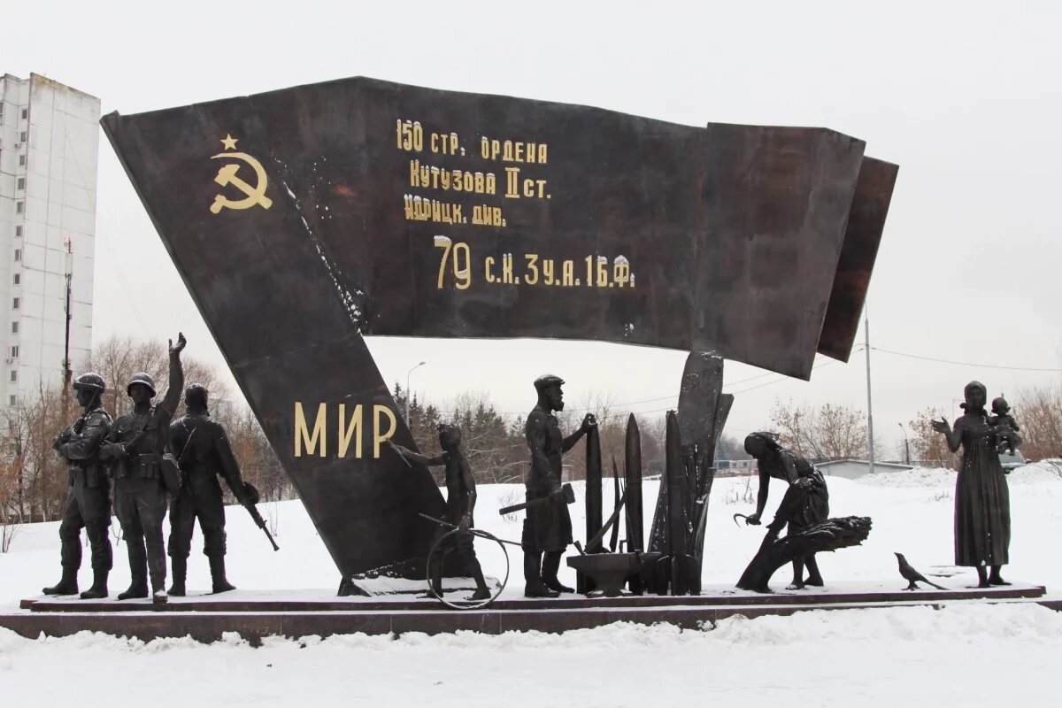    Знамя Победы Идрицкой дивизии стало основой памятника в Москве