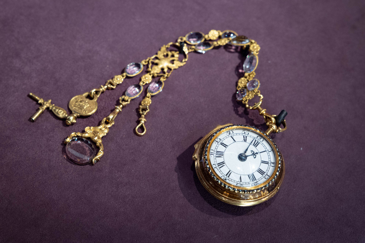 Часы нормальные с цепочкой. Джозеф Даддс. Англия, Лондон. Середина XVIII в. Золото, горный хрусталь, медные сплавы, сталь, пириты, стекло, эмаль; резьба, гранение, чеканка. 
Коллекция часов работы крупнейших лондонских мастеров была приобретена по заказу Елизаветы Петровны. Государственный Эрмитаж