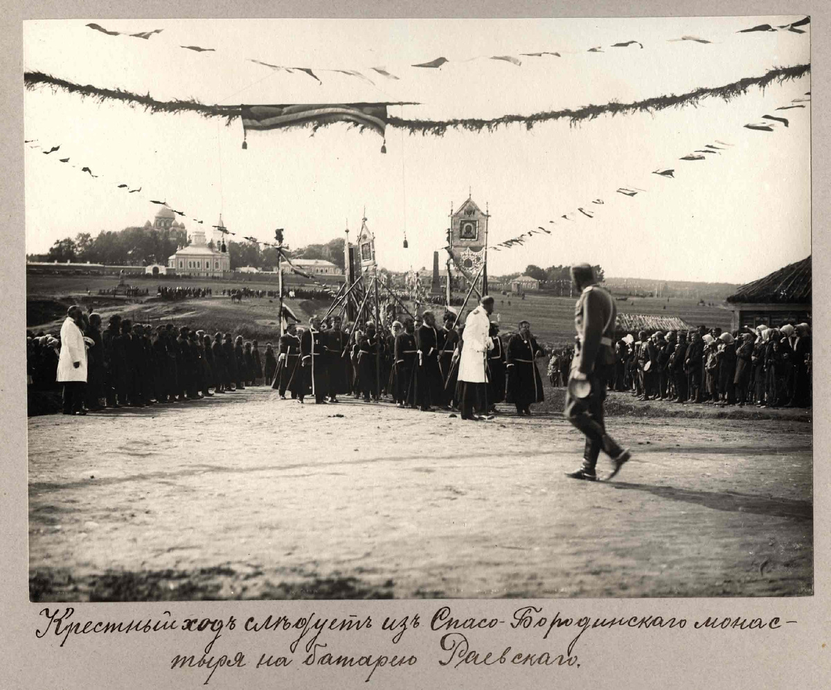 Император Николай II на Бородинском поле перед женским Спасо-Бородинским монастырем