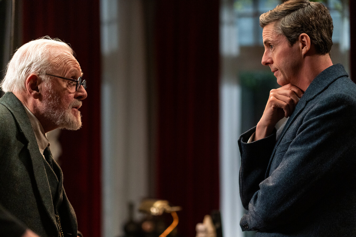 Кадр из фильма. Зигмунд Фрейд в исполнении Энтони Хопкинса и Клайв С. Льюис в лице Мэттью Гуда