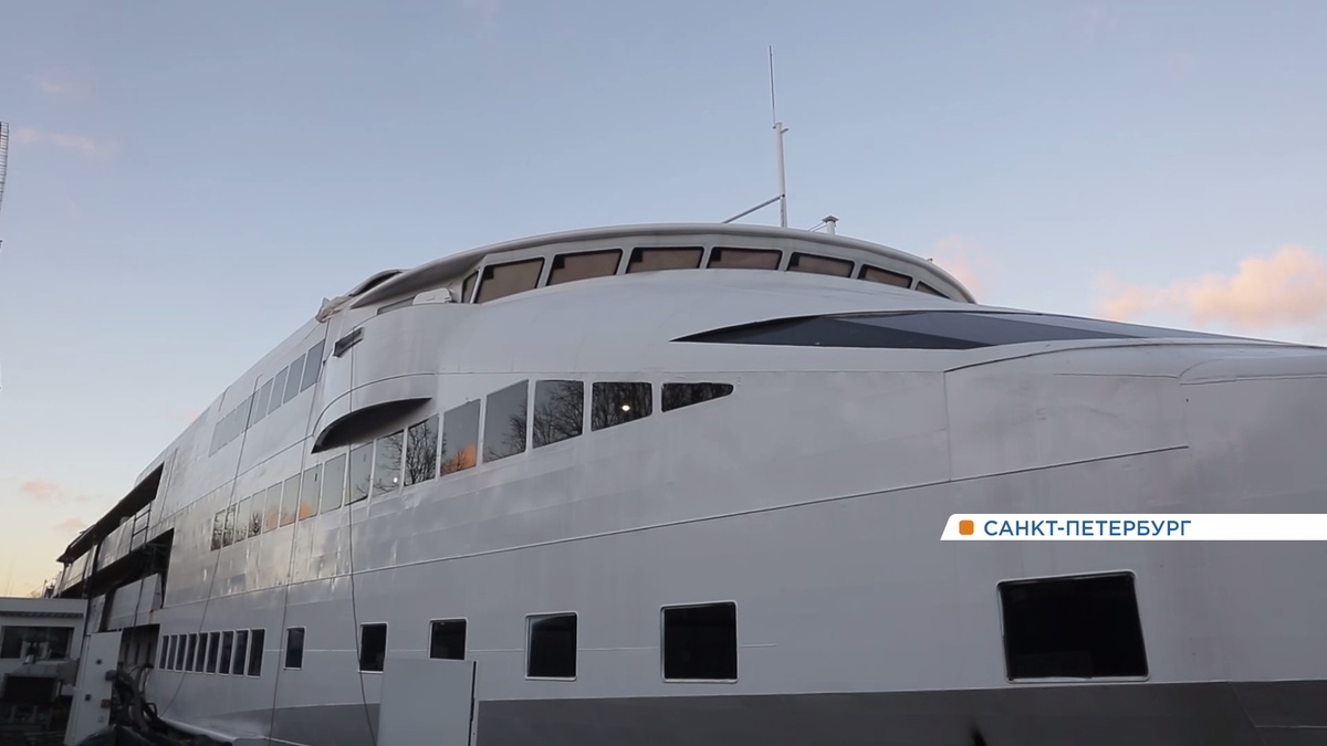     В Санкт-Петербурге достраивают пассажирский теплоход «Виктор Астафьев»