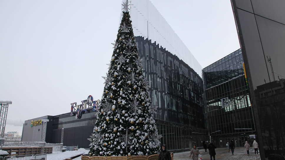 Торговые центры напоминают покупателям о предстоящих праздниках. Новогодняя елка возле ТЦ «Гудок».📷Фото: Юрий Стрелец / Коммерсантъ