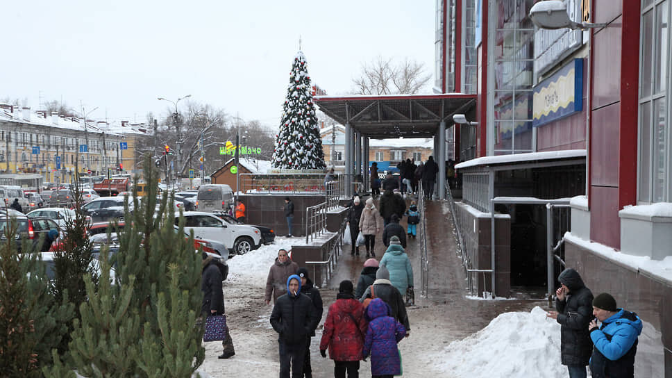Атмосфера возле ТЦ «Вива Лэнд».📷Фото: Юрий Стрелец / Коммерсантъ