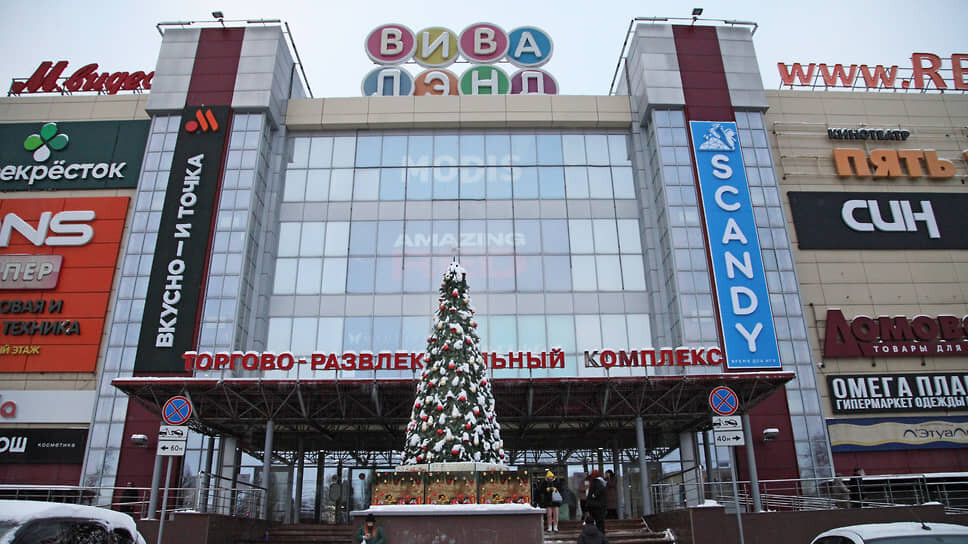 Новогодняя елка возле ТЦ «Вива Лэнд».📷Фото: Юрий Стрелец / Коммерсантъ