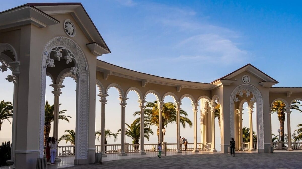 Экскурсия Гостеприимная Абхазия.  Колоннада Гагра