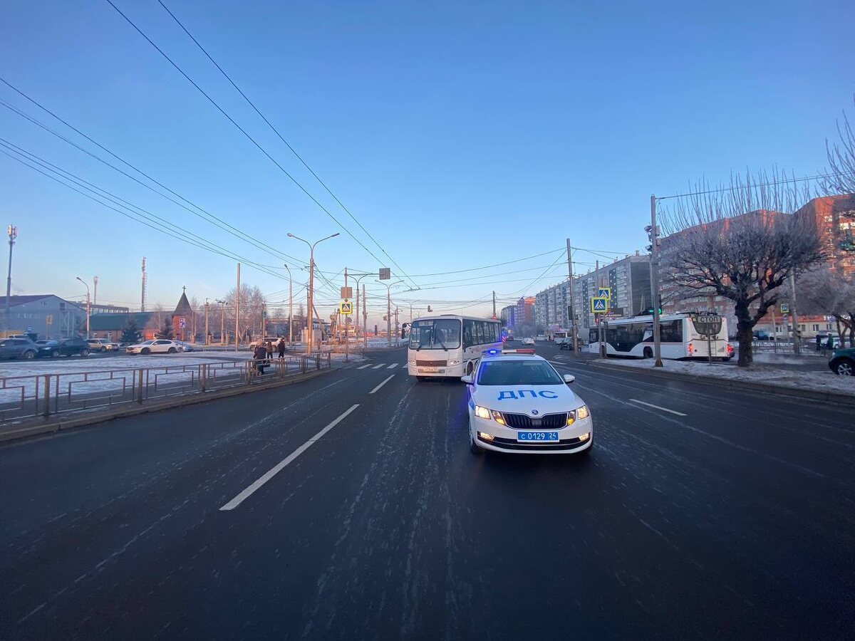     В Красноярске на улице 9 Мая под колёса автобуса попали двое пешеходов