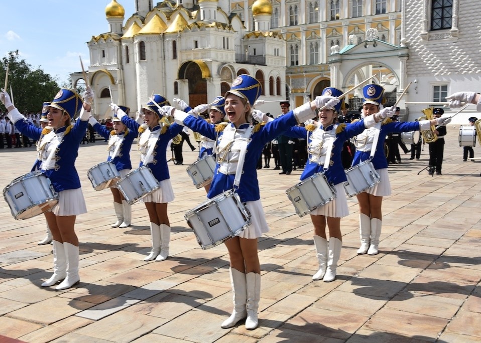 Ансамбль барабанщиц "Мажоретки" выступает на Соборной площади Московского Кремля
