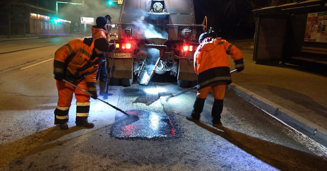     В Красноярске до конца года появится две новых машины для ремонта дорог литым асфальтом