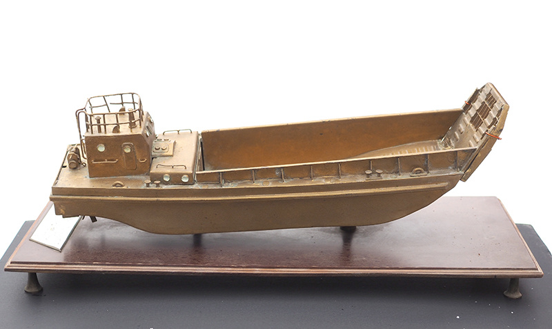 Модель самоходной десантной баржи Т-36 - памятный подарок Военного Совета Дальневосточного Военного Округа Фелиппу Поплавскому. 1960 г. Из коллекции Андрея Мятиева.