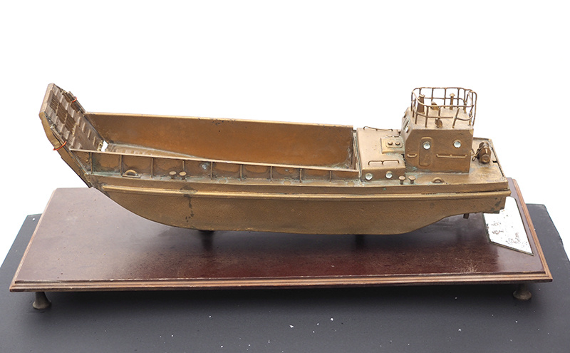 Модель самоходной десантной баржи Т-36 - памятный подарок Военного Совета Дальневосточного Военного Округа Фелиппу Поплавскому. 1960 г. Из коллекции Андрея Мятиева.