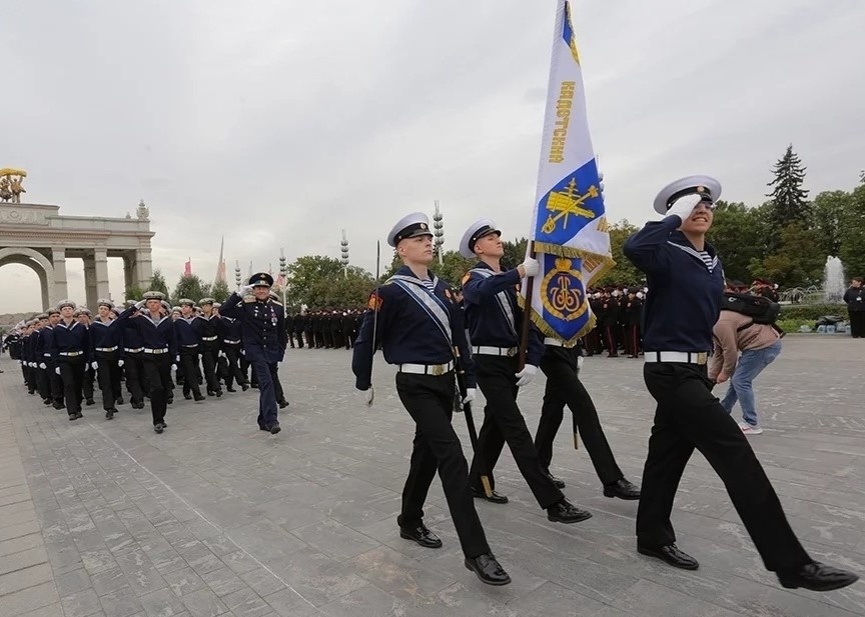 Знаменная группа штандарта Навигацкой школы Первого Московского кадетского корпуса на посвящении в кадеты на ВДНХ
