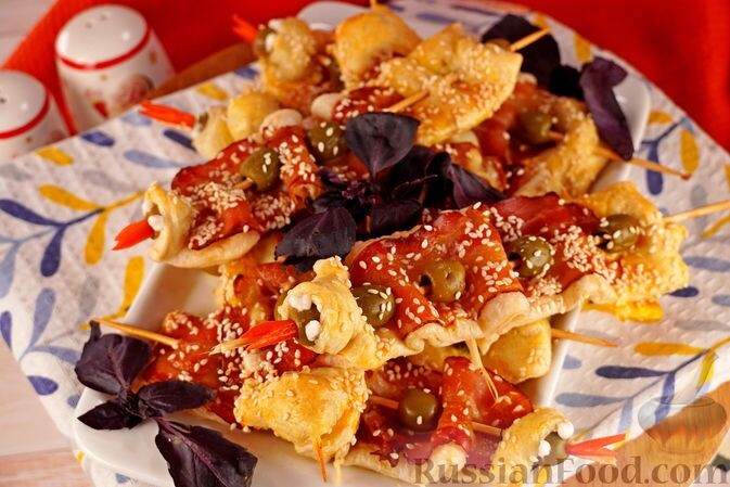 тесто слоёное замороженное, бекон, оливки, яйца, кунжут, майонез, перец болгарский красный