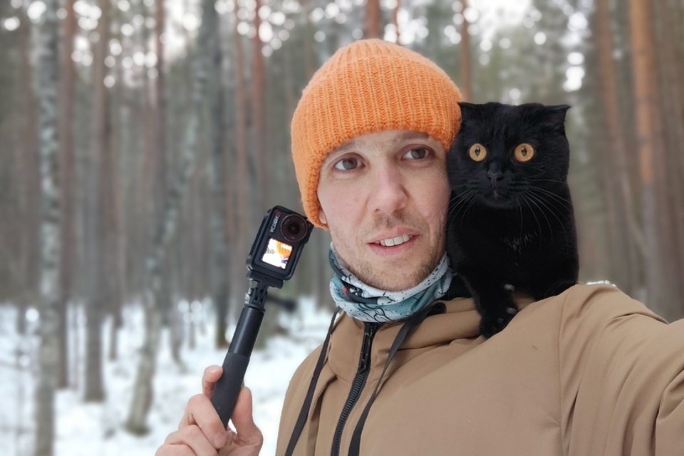    Кошка-альпинистка Миледи вместе со своим хозяином Анатолием взошла на 13 вершин, а теперь собирается на Эльбрус. Фото: личный архив героя публикации.