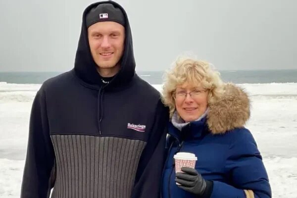    Янис Тимма с мамой. Фото: КП