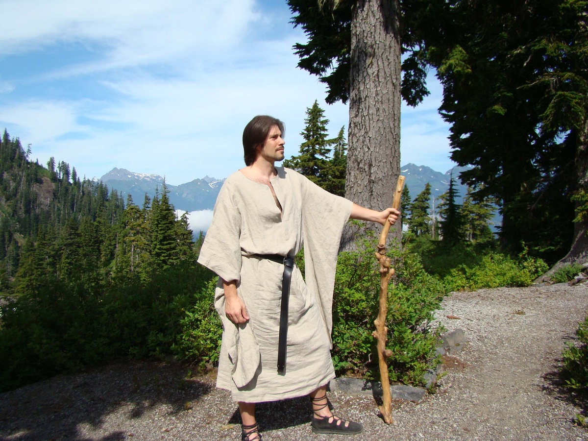 Лейне обычной длины. Такие рукава-мешки вошли в моду в конце XV-начале XVI века.