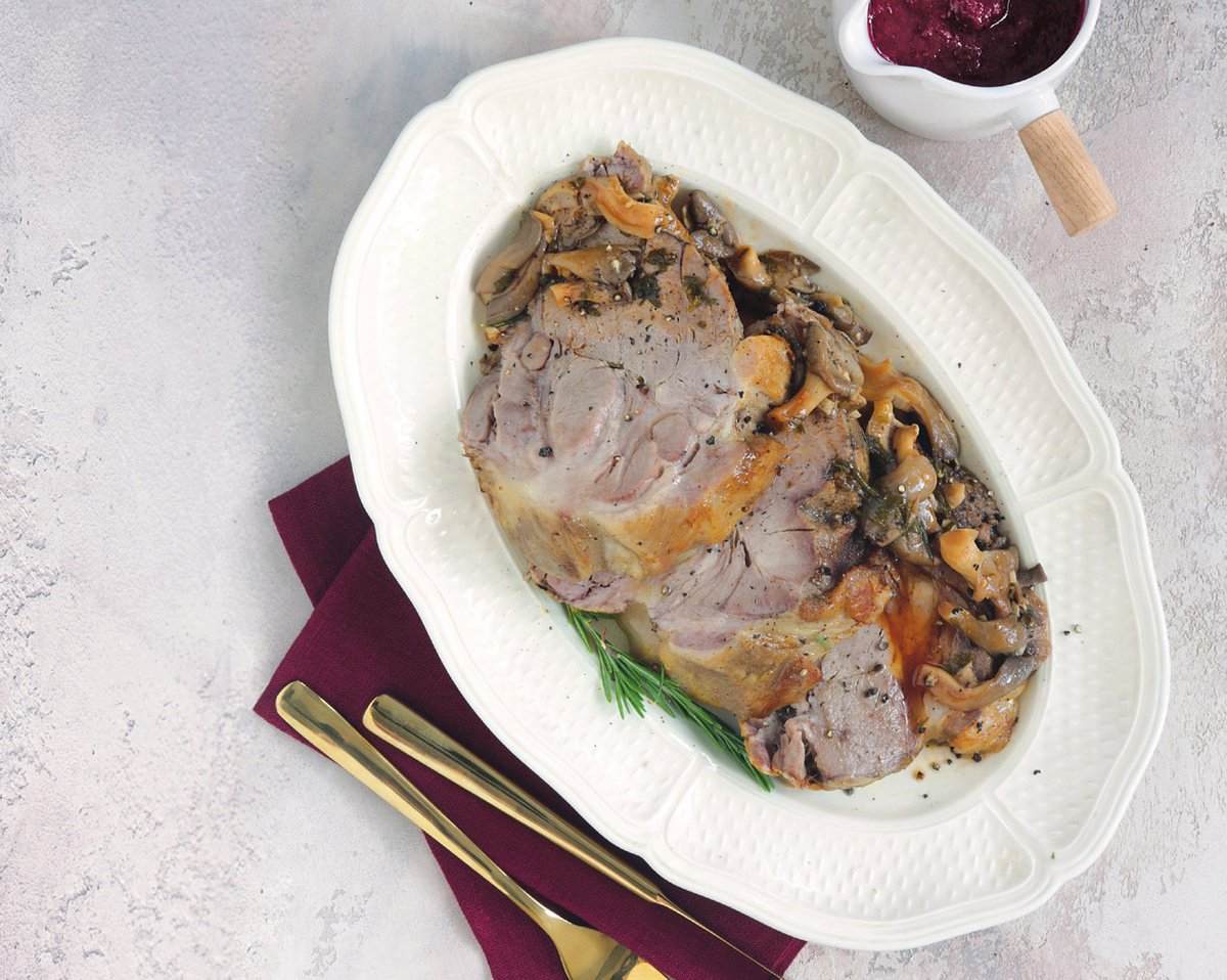 Свинина, запечённая большим куском в духовке, выглядит очень эффектно . 