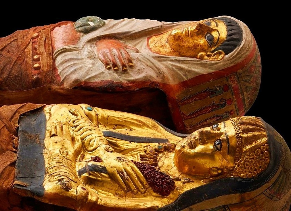 Мумии брата и сестры под фигурными картонажами с изображением розового "венка оправдания" в правой руке у каждого. Филдовский музей естественной истории (США, Иллнойс, Чикаго).