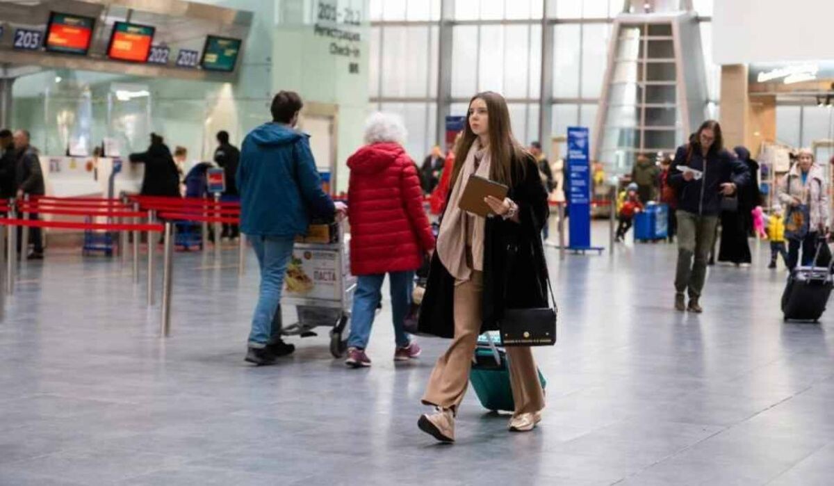     Люди в аэропорту. Источник: kp.ru Автор фото: Юлия Пыхалова