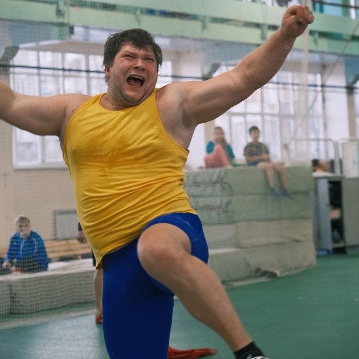 Нет, это не я. Но я на пути к весу этого парня, метающего ядра. Кстати, топчик в своем деле. 