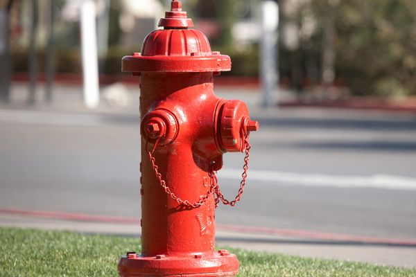 стальной красный гидрант