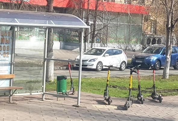 На снимке:  остановки для общественного транспорта под постоянным прицелом  СИМов.