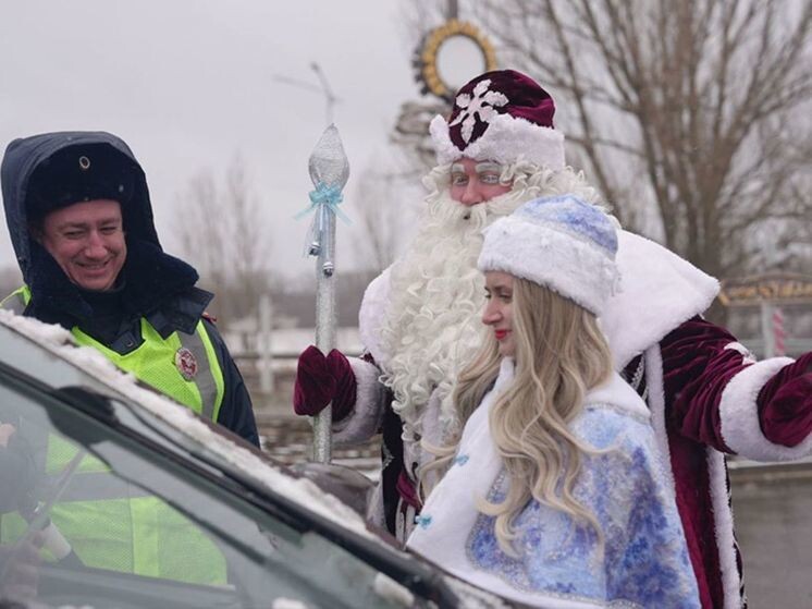     Дед Мороз и Снегурочка поздравили водителей в Старом Осколе с наступающим Новым годом, фото: 31.мвд.рф