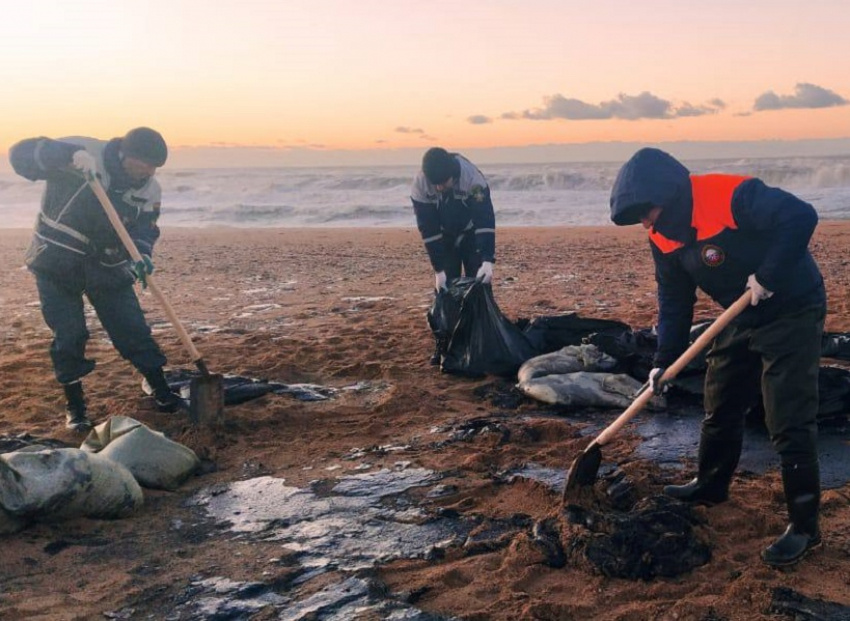 Зафиксированы новые выбросы мазута на берега Анапы
Фото: МЧС России
