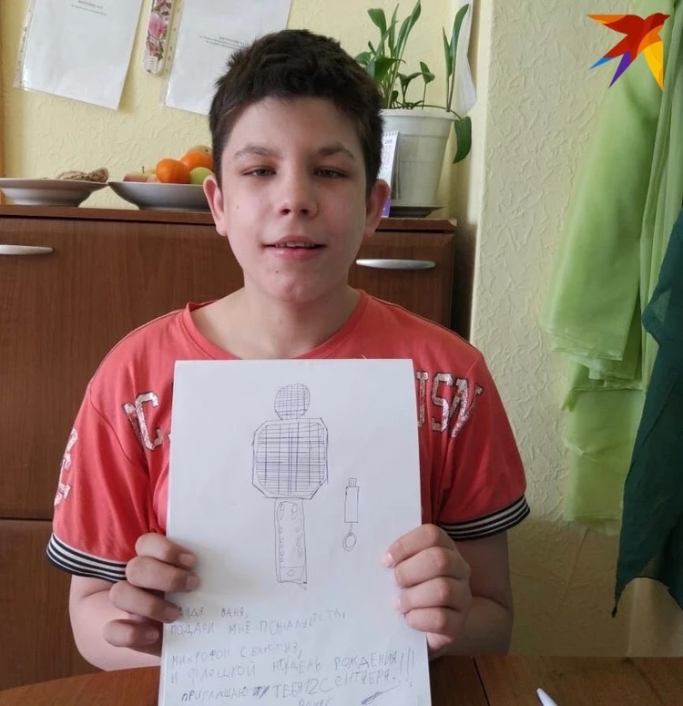 Ваня мечтает о новом современном микрофоне, чтобы еще лучше петь любимые песни. Фото: предоставлено Ольгой Корж