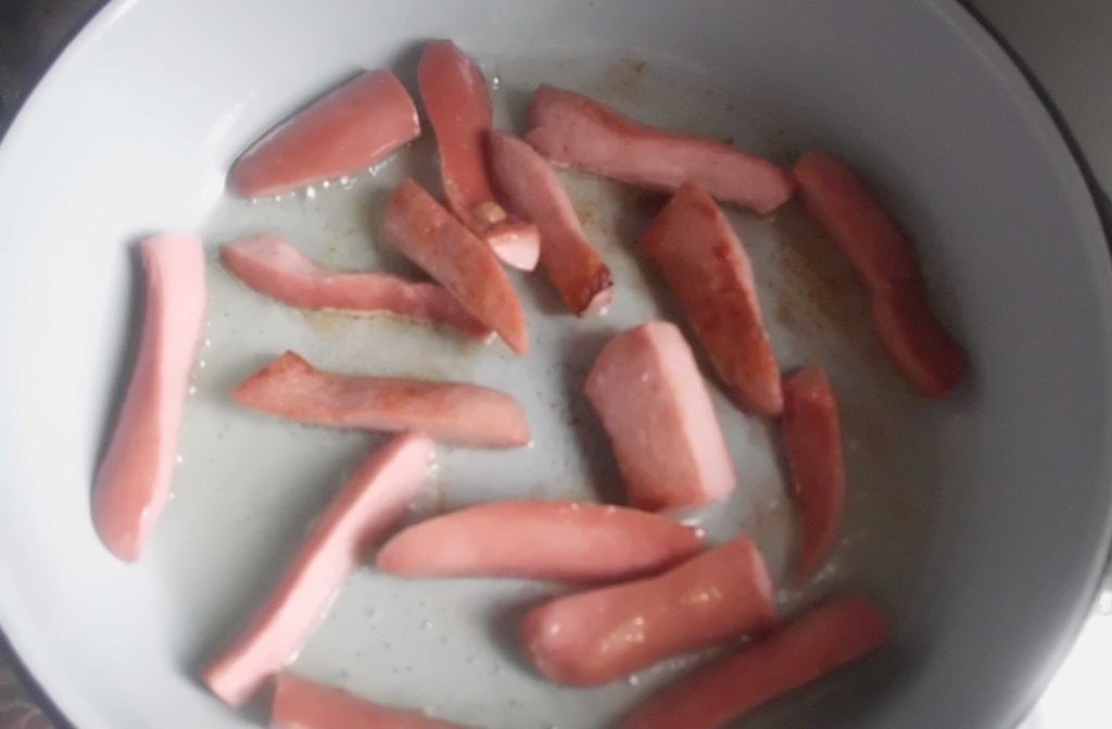 Поджаривание сосисок на рапсовом масле. Личное фото автора канала Житейская проза