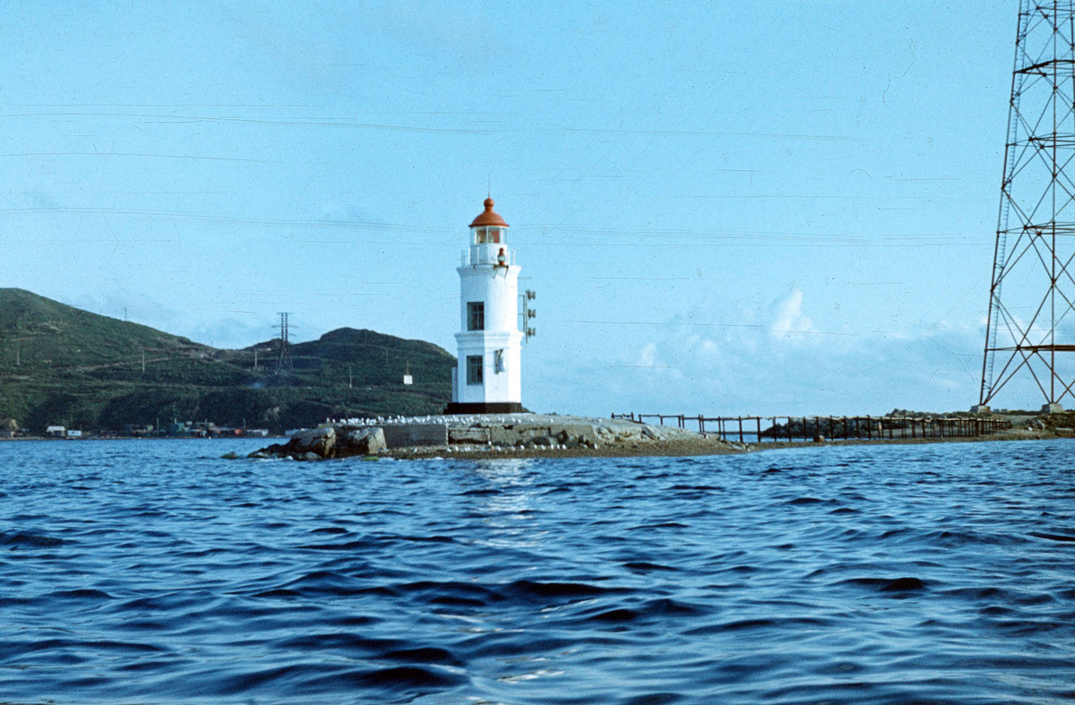 Про моря и про маяк