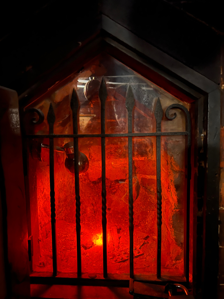 За решеткой лежит прототип руки. Фотография из личного архива. 