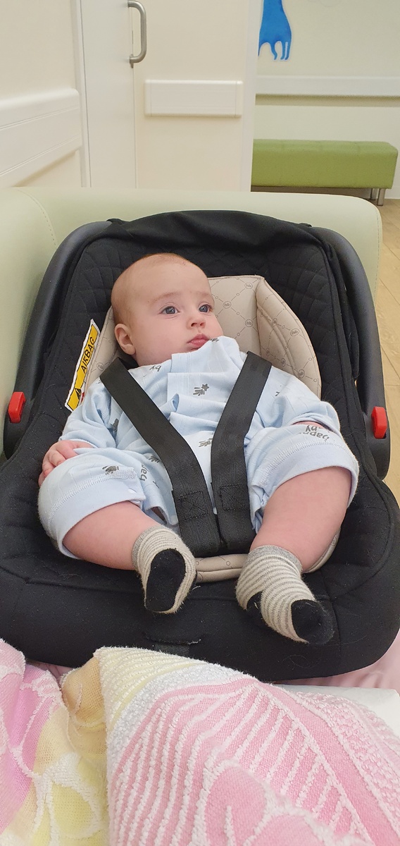 Рассматривает всё вокруг 