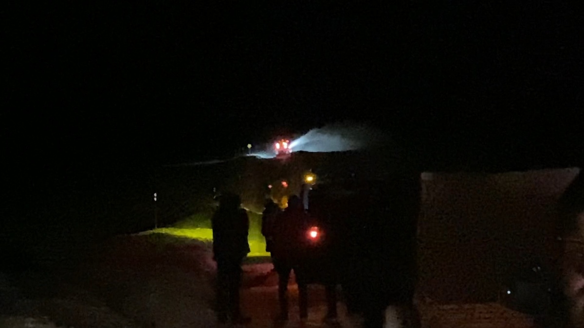 Остановка на маршруте, пока спецтехника расчистит дорогу.