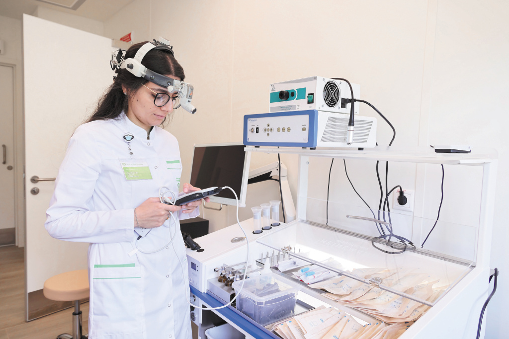 Сегодня, когда цифровизация и технологии внедрены в большинство процессов поликлиники, все больше непрофильных функций могут быть переданы другим специалистам. Фото: пресс-служба ДЗМ 