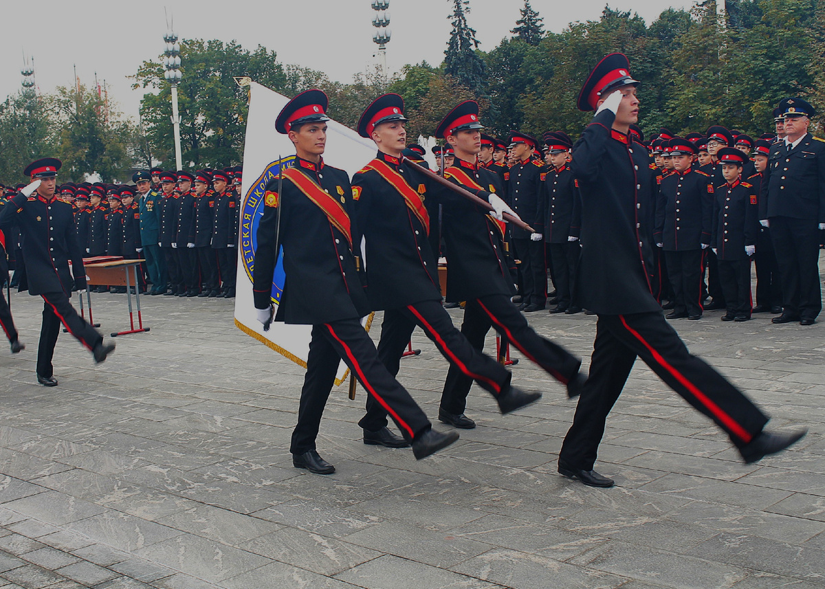 Знаменная группа штандарта Кадетской школы МЧС Первого Московского кадетского корпуса на посвящении в кадеты на ВДНХ