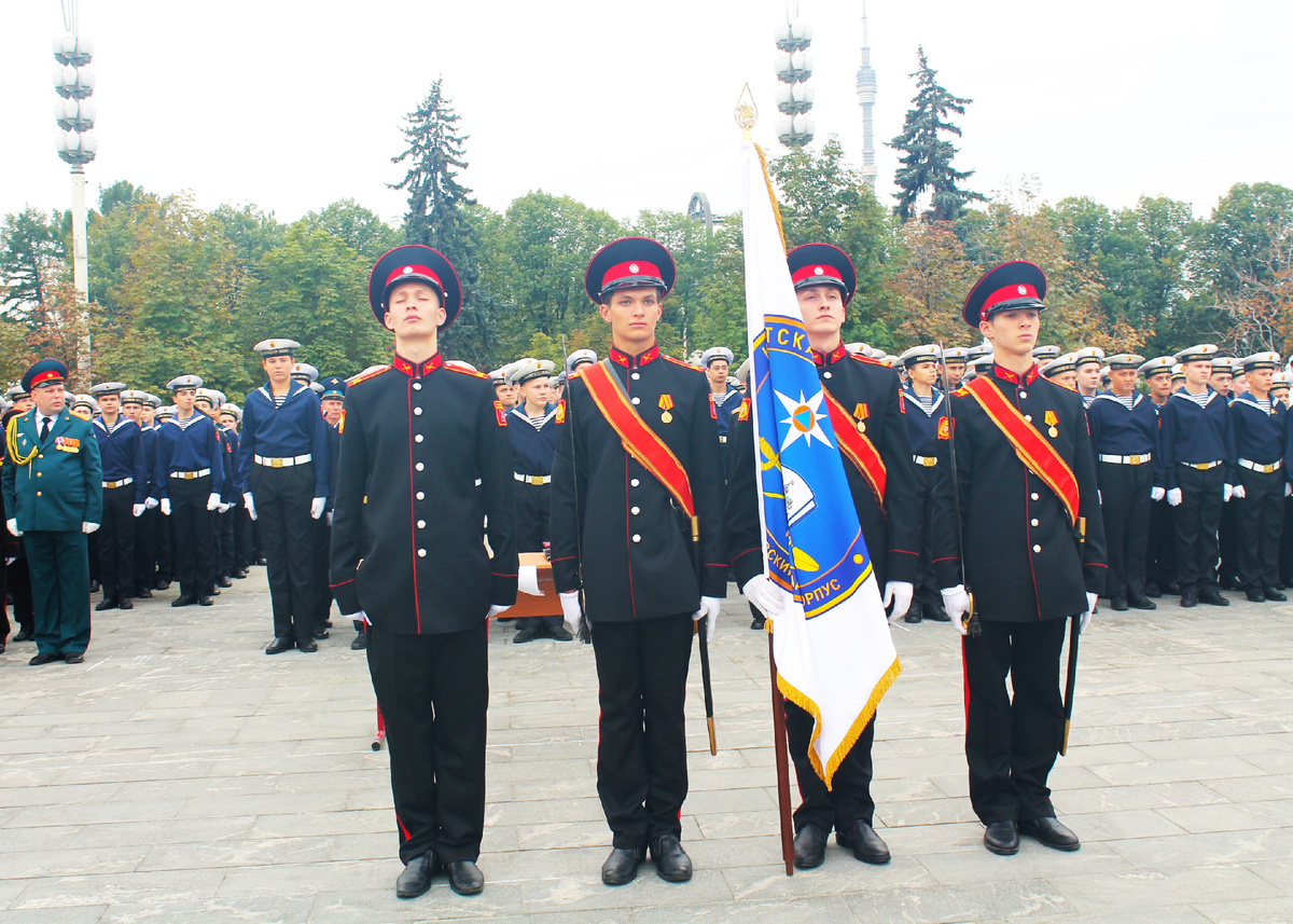 Знаменная группа штандарта Кадетской школы МЧС Первого Московского кадетского корпуса на посвящении в кадеты на ВДНХ