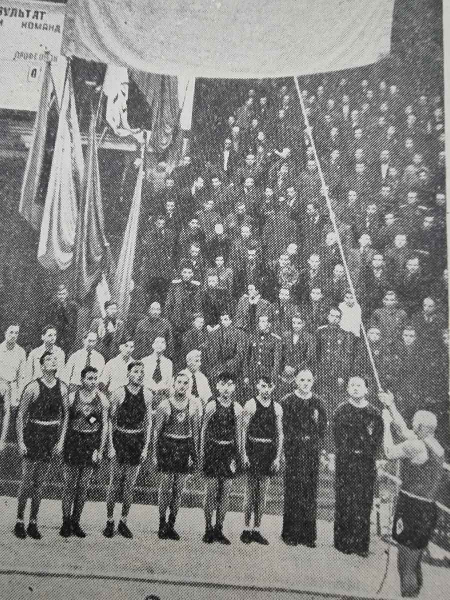 Абсолютный чемпион СССР Николай Королев поднимает флаг открытия командного первенства СССР по боксу, 1948 год.