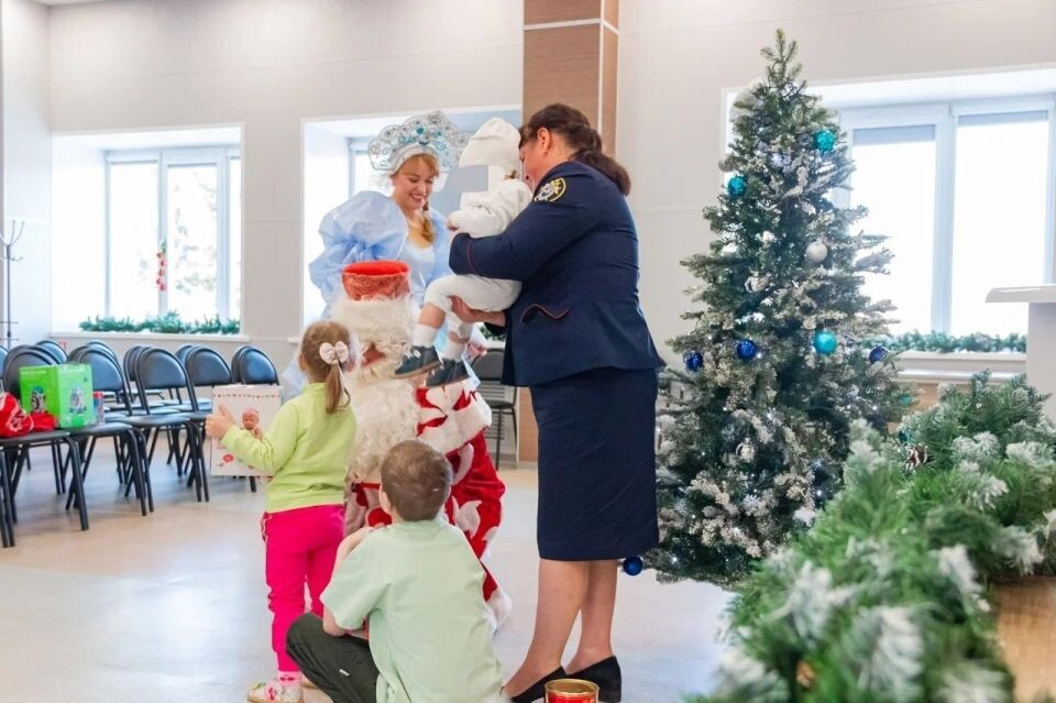    Избитый отчимом мальчик из Кузбасса встретился с братом и сестрой. Источник: Телеграм-канал СУ СК России по Кузбассу