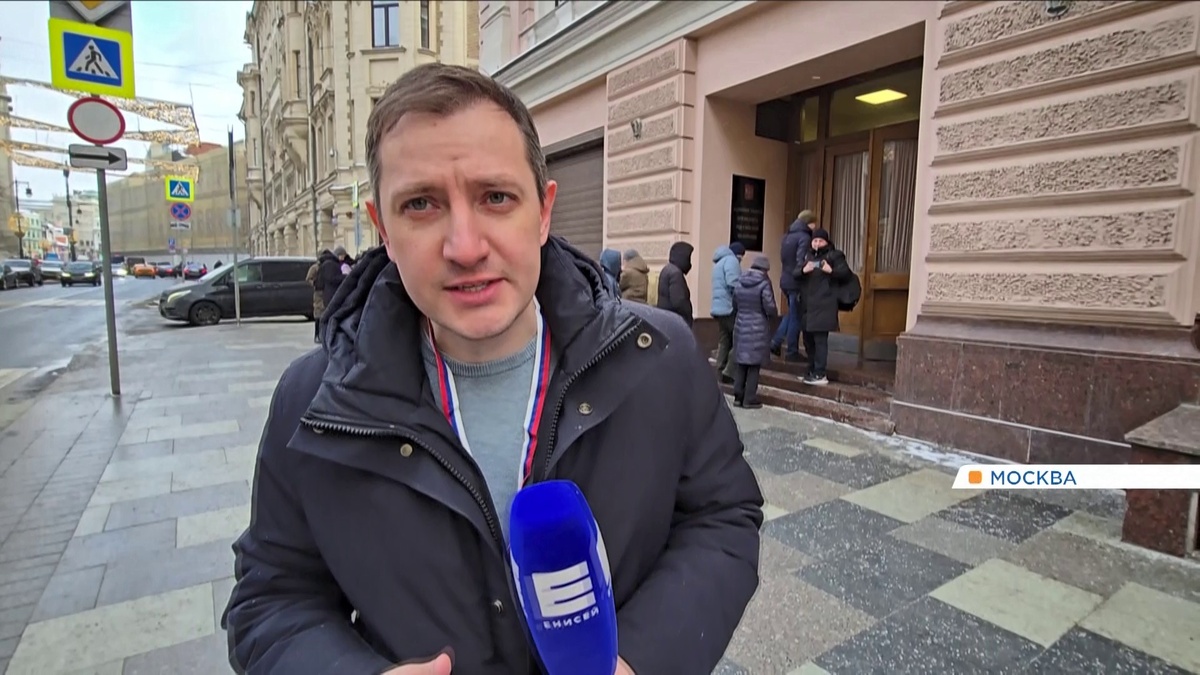     Корреспондент телеканала «Енисей» готовится задать вопрос Владимиру Путину