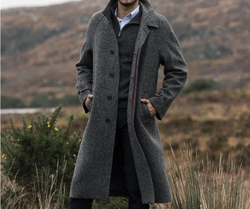 Пример мужского пальто реглан. За счет особого кроя и длинны, пальто отлично подходит для холодного времени года