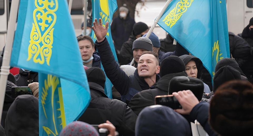    Участники митинга в День независимости Казахстана на площади Республики в Алма-Ате. Участники разных политических движений пришли на площадь, чтобы почтить память жертв декабрьских событий 1986 года / РИА «Новости»