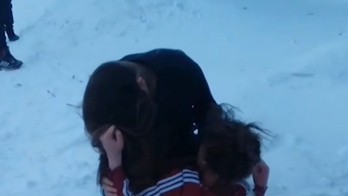 Две школьницы устроили драку из-за сущего пустяка