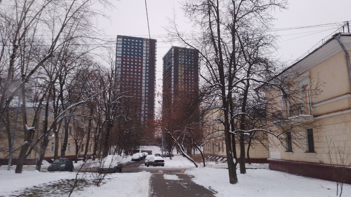 В этом дворике много таких  малоэтажных домов и очень красиво летом.