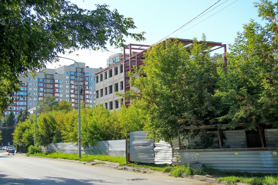    Недостроенный ледовый дворец на проспекте Сибирском, 52. Сентябрь 2023 года. Источник: Виталий Барабаш