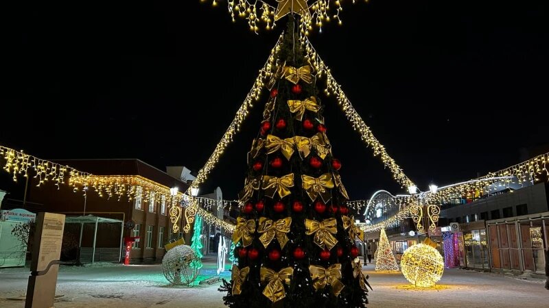     «Барнаульский Арбат» почти закончили украшать к Новому году. Фото Кристина Тарасова